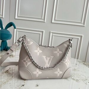 Louis Vuitton White Shoulder Bag with Chain Detail